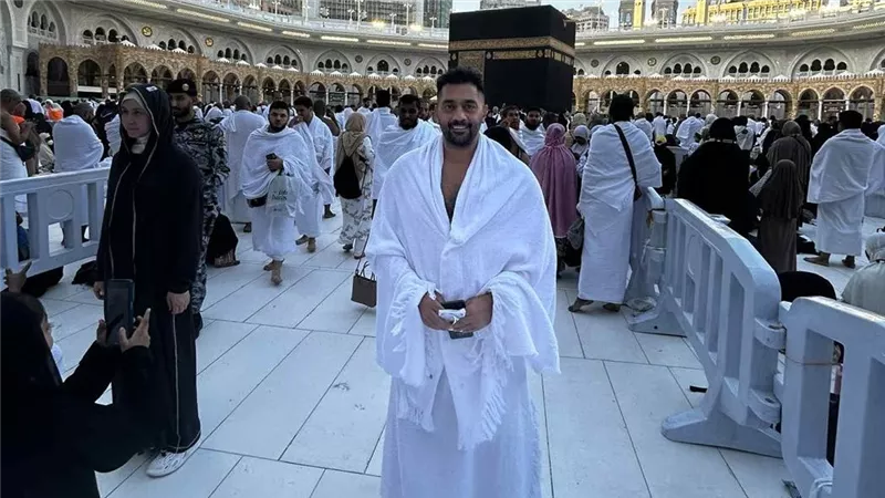 أحمد فلوكس يدخل في سباق دراجات مع أصدقائه بعد أداء العمرة 