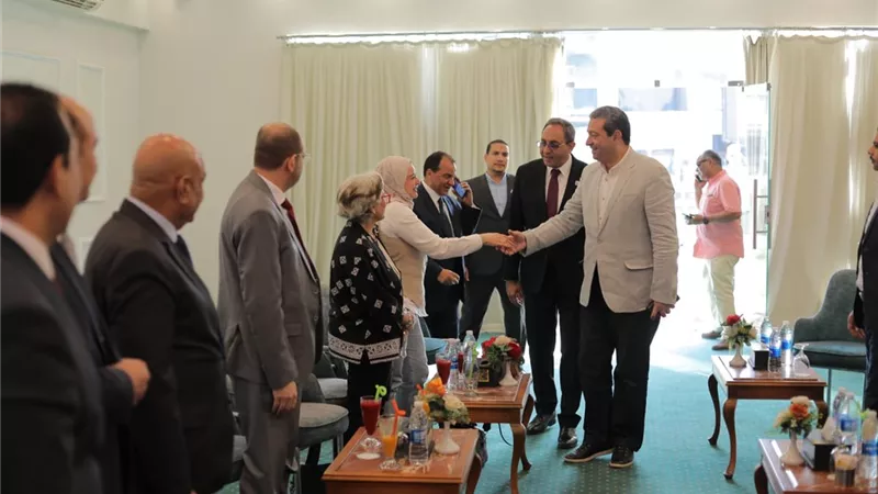 محافظ قنا يستقبل وفود المشاركين في مهرجان الفنون والحرف التراثية
