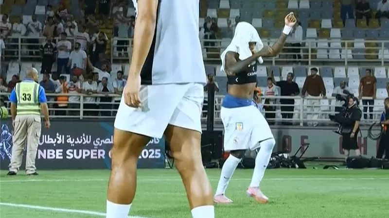 وصلة رقص وحركات بهلوانية| شيكوبانزا يحتفل بفوز الزمالك أمام بيراميدز