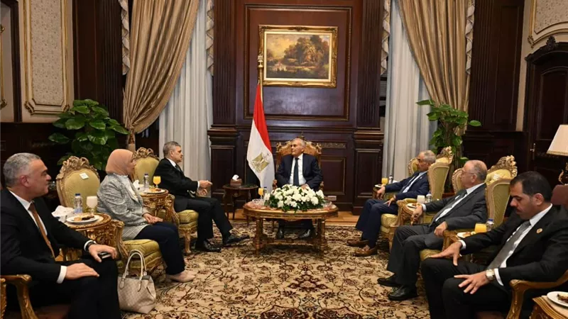 للتهنئة .. رئيس مجلس الشيوخ يستقبل رئيس هيئة قناة السويس