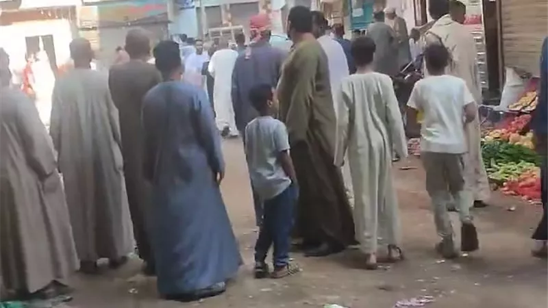 ضربوه بالميزان.. إصابة شخص إثر مشاجرة بين بائعي خضار داخل سوق في قنا