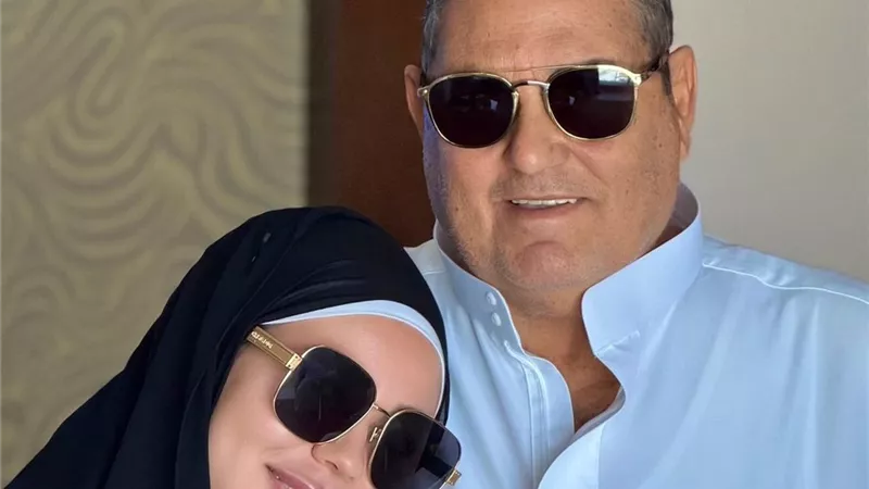 ظهور نادر لزوج الإعلامية أسما إبراهيم في العمرة|صور