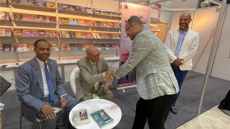 توقيع أعمال الكاتب محمد سلماوي بجناح الهيئة العامة للكتاب في معرض الشارقة