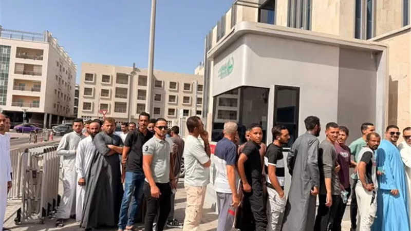 توافد المصريين في دبي للتصويت بانتخابات مجلس النواب 2025