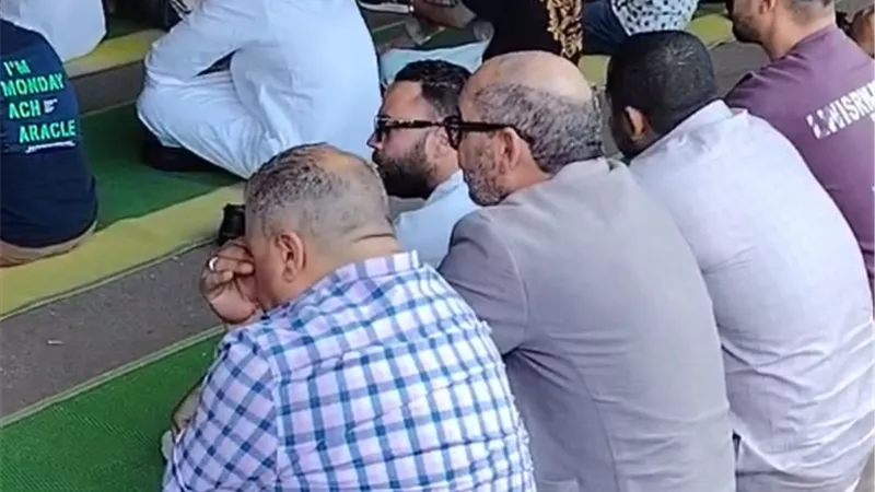 كمال أبو رية يشارك في جنازة والد محمد رمضان