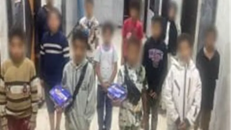 المتهمون باستغلال الأطفال في استجداء المارة بقبضة الأمن وبحوزتهم 18 حدثًا