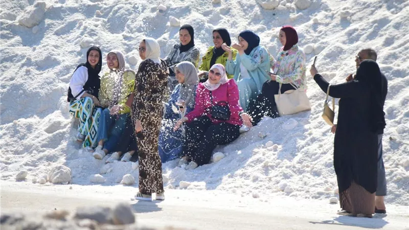 رئيس مدينة بورفؤاد: جبال الملح تجذب آلاف الزوار من المحافظات |صور