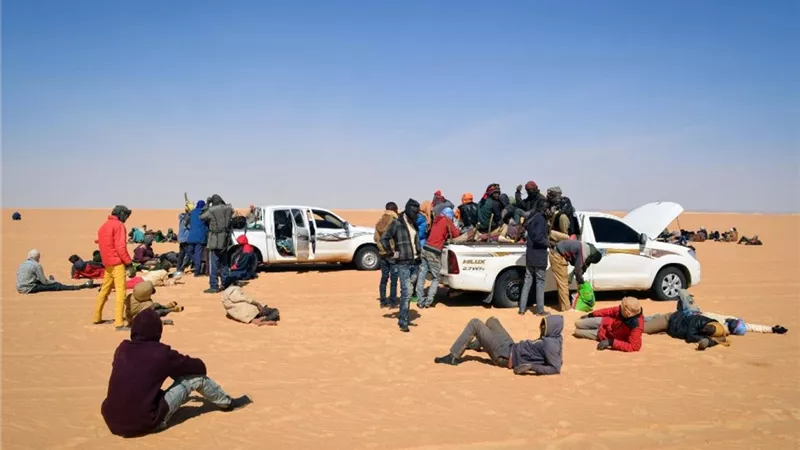 من يحمي المهاجرين من المتاجرين بالبشر عبر الطريق الصحراوي الليبي؟