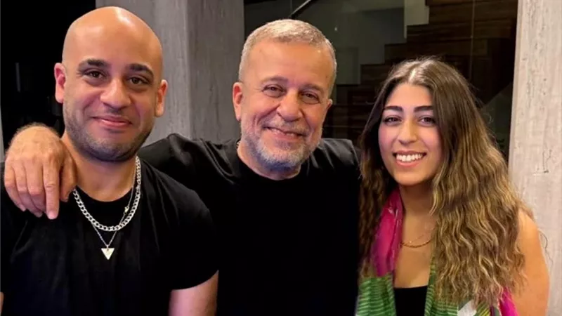 شريف منير ينشر صورة لابنه فؤاد ويعلق: ابن بار بجد