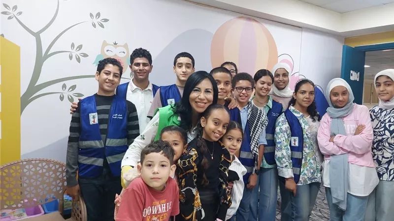 رئيسة المجلس القومي للطفولة توزع الهدايا علي الأطفال الفلسطينيين بالعريش
