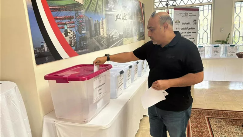 سفير مصر لدي الإمارات: ترتيبات خاصة لتسهيل تصويت كبار السن وذوى الإعاقة