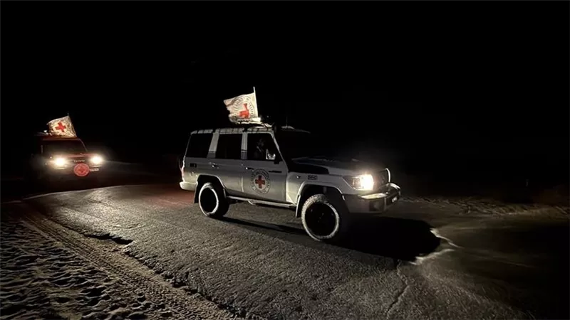 جيش الاحتلال الإسرائيلي يتسلم جثة أحد أسراه من الصليب الأحمر في غزة 
