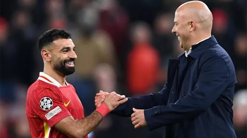 سلوت يشيد بدور محمد صلاح الهجومي والدفاعي قبل قمة ليفربول ومانشستر سيتي