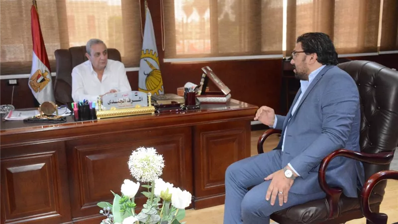 محافظ الغربية يعقد اجتماعًا مع مدير التأمين الصحي لمناقشة نتائج جولاته 