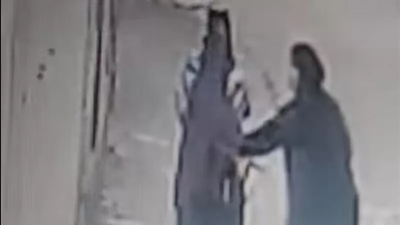 سيدة تسكب مادة حارقة على وجه أخرى في الشرقية