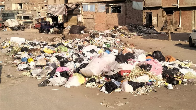 شارع 25 الكاكولا يتحول إلى بحر من النفايات وأهالي طنطا يستغيثون|خاص