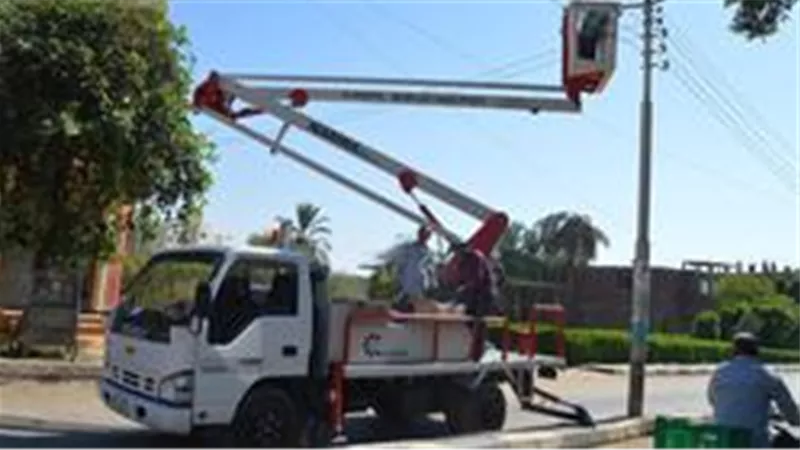 حي أول طنطا يضيء شوارع المدينة بحملة صيانة وإنارة مكثفة
