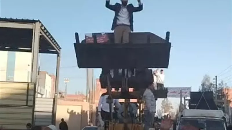 زفة باللودر.. مرشح لانتخابات النواب يفاجئ أهالي دائرته بالمنوفية |صور