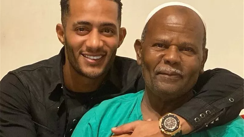محمد إمام يعزي محمد رمضان في وفاة والده