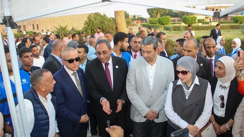 على هامش مهرجان الفنون والحرف التراثية.. محافظ قنا يفتتح معرض التكتلات الاقتصادية