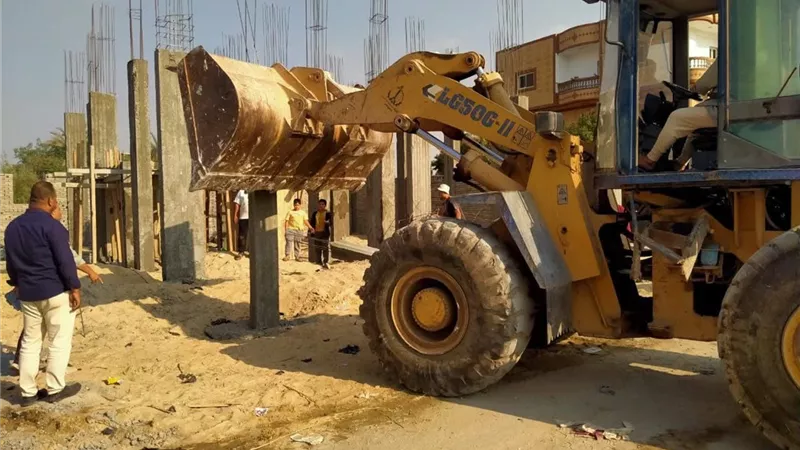  حملات يومية لإزالة المباني والإشغالات واللوحات الإعلانية المخالفة بمراكز الشرقية|صور