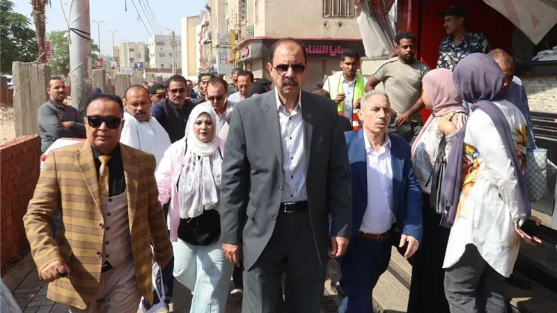 محافظ سوهاج يتفقد أعمال إنشاء أول بوابة للمدخل الغربي 