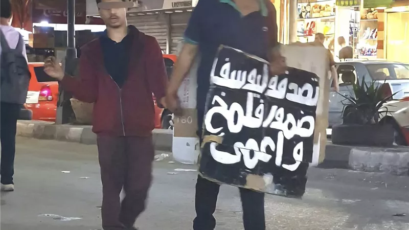 أب يستغل ابنه الكفيف في التسول بالإسماعيلية.. حكاية مأساوية للطفل
