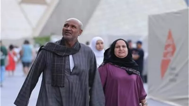 إرث أجداده.. كاتب صحفي يعلق على صورة العم رشاد في المتحف الكبير