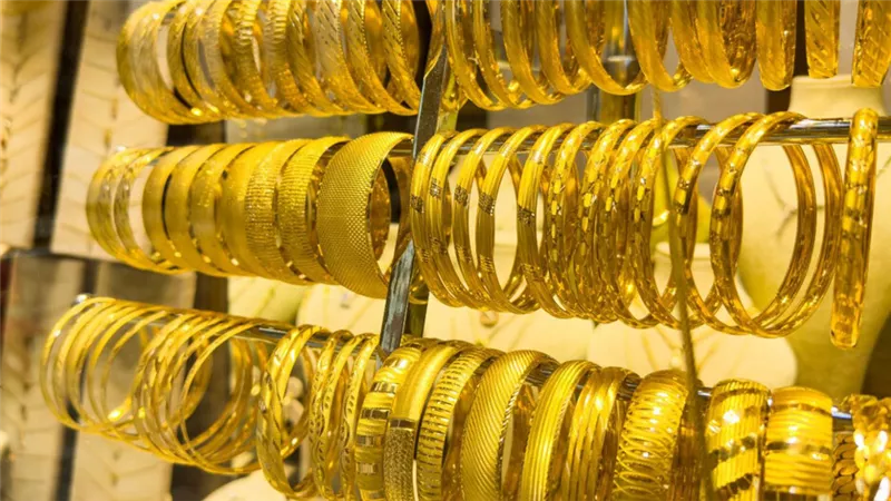 عيار 24 يسجل 6109 جنيهًا.. والذهب فوق 4000 دولار عالميًا رغم التراجع المحدود