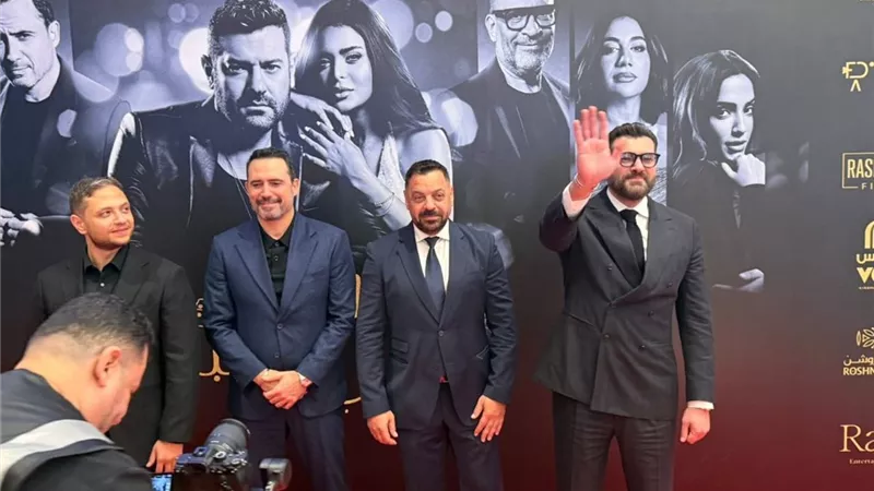  عمرو يوسف يعود للقاهرة بعد الاحتفال بالعرض الخاص بفيلمه الجديد في الرياض