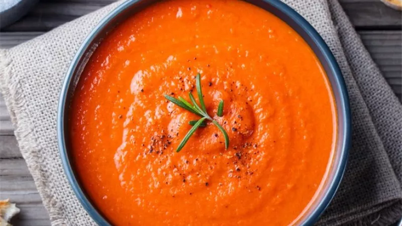 طريقة عمل شوربة الطماطم في الشتاء.. بقوام كريمي ومذاق شهي 