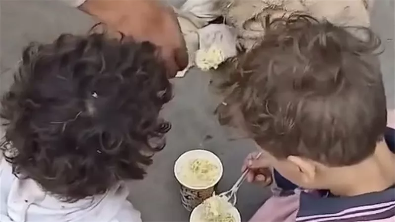 شهود عيان يفجرون مفاجآت عن أطفال الزقازيق.. الأم والأبناء يعيشون في الشارع