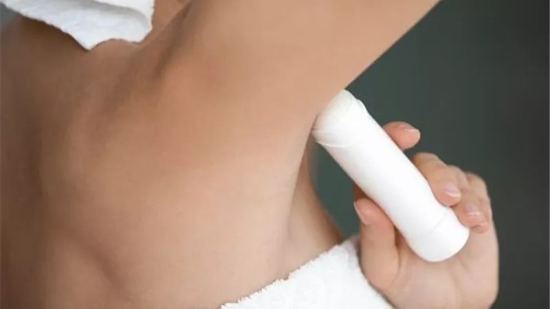 معلومات صادمة.. تداعيات صحية خطيرة يسببها مزيل العرق