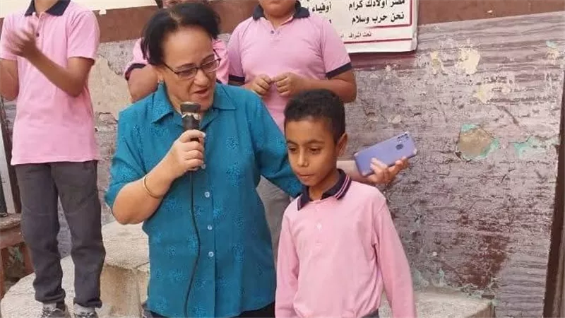 عثر عليه داخل المدرسة.. تكريم تلميذ أعاد إنسيال ذهب لمعلمة في قنا| صور