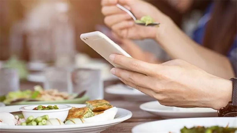 احذر .. تأثيرات صحية خطيرة عند تناول الطعام أثناء استخدام الهاتف 