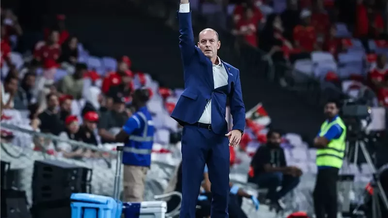 السوبر المصري | توروب يحاضر اللاعبين قبل التحرك إلى ملعب المباراة لمواجهة الزمالك