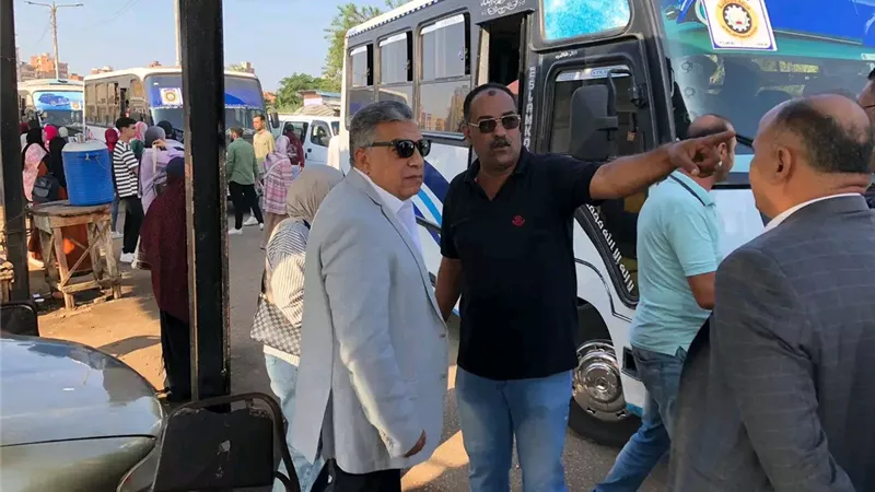 محافظ الدقهلية يفاجئ موقف جديلة ويتابع انتظام حركة النقل