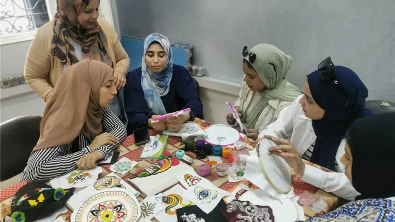 جامعة بنها تنظم قافلة توعوية عن الصناعات الصغيرة والمشغولات اليدوية| صور 