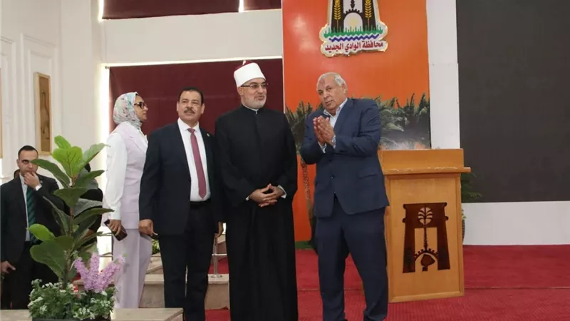 محافظ الوادي الجديد ومفتي الجمهورية يتفقدان مجمع المصالح الحكومية للخدمات الذكية