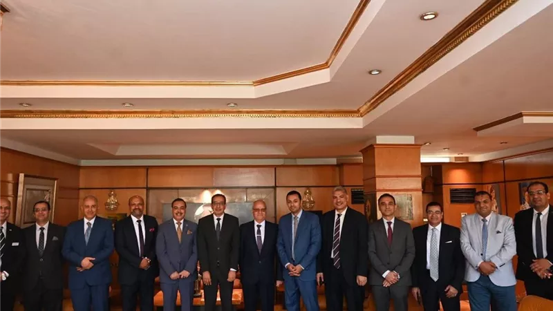 رئيس جامعة الفيوم يستقبل فريق الجودة تمهيدًا لاعتماد كلية دار العلوم