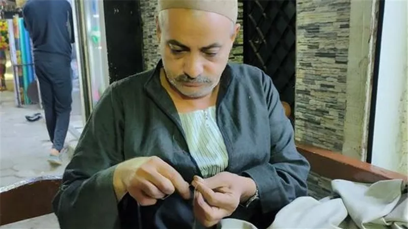 «في كل غرزة قصة للعمد والبهوات».. الجلباب الصعيدي مع أشهر ترزي بالمنيا