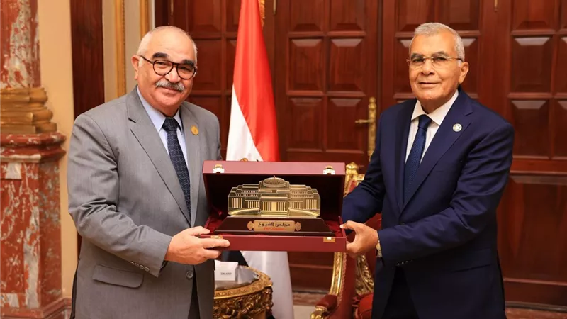 لتقديم التهنئة..رئيس هيئة قضايا الدولة يلتقي رئيس مجلس الشيوخ     