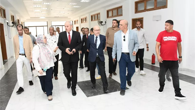 رئيس جامعة قناة السويس يتابع الامتحانات بكلية الآداب والعلوم الإنسانية