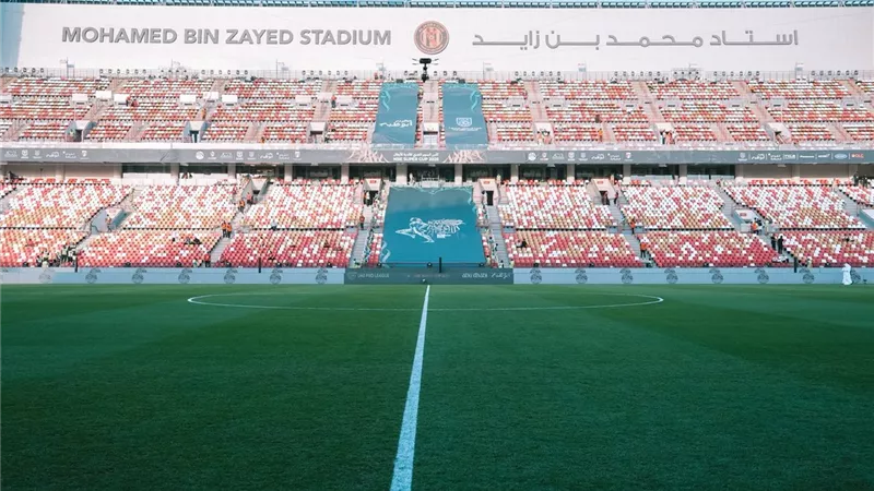 كابات وتيشيرتات الأهلي تكسو مدرجات الجماهير الحمراء باستاد محمد بن زايد