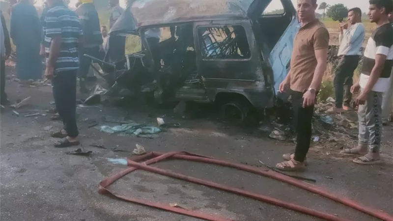 مصرع شخصين في تصادم مروع  وانقلاب واشتعال سيارتين بطريق سندبيس بالقليوبية