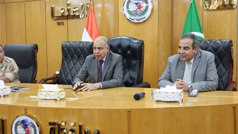 داخل مركز السيطرة.. محافظ المنيا يتابع انطلاق عملية التصويت في انتخابات