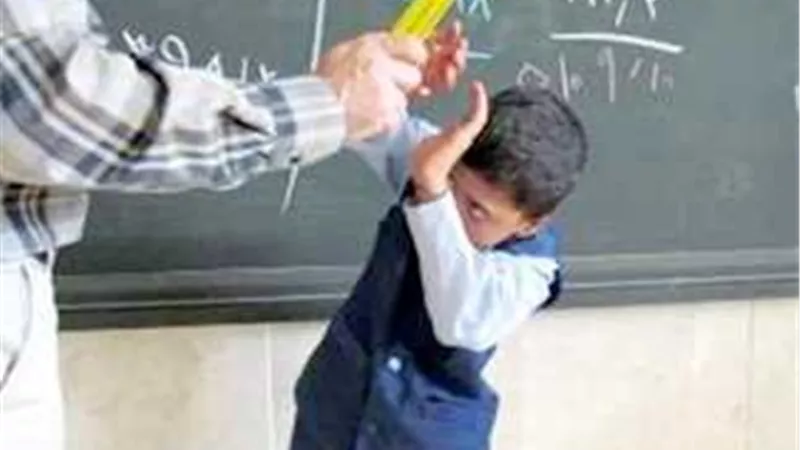واقعة مؤسفة.. مدرس يكسر ذراع تلميذ بالفيوم
