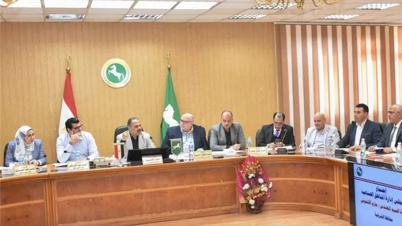 محافظ الشرقية يبحث طلبات ومشكلات المستثمرين تهميدا لحلها