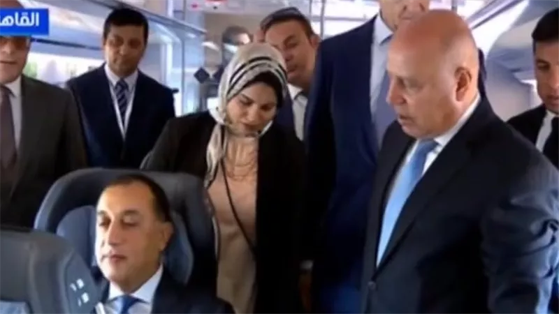 مدبولي يستمع لشرح تفصيلي عن مميزات القطار الكهربائي خلال افتتاحه مؤتمر النقل الذكي 