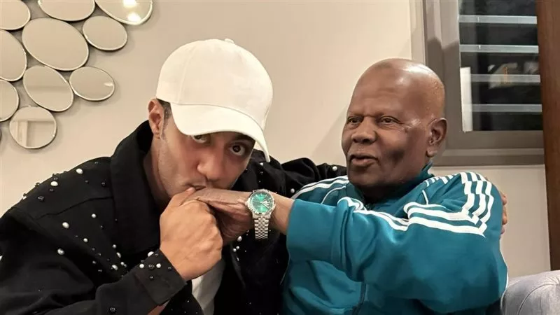 محمد رمضان يتلقى العزاء في والده بمسجد الشرطة بالشيخ زايد